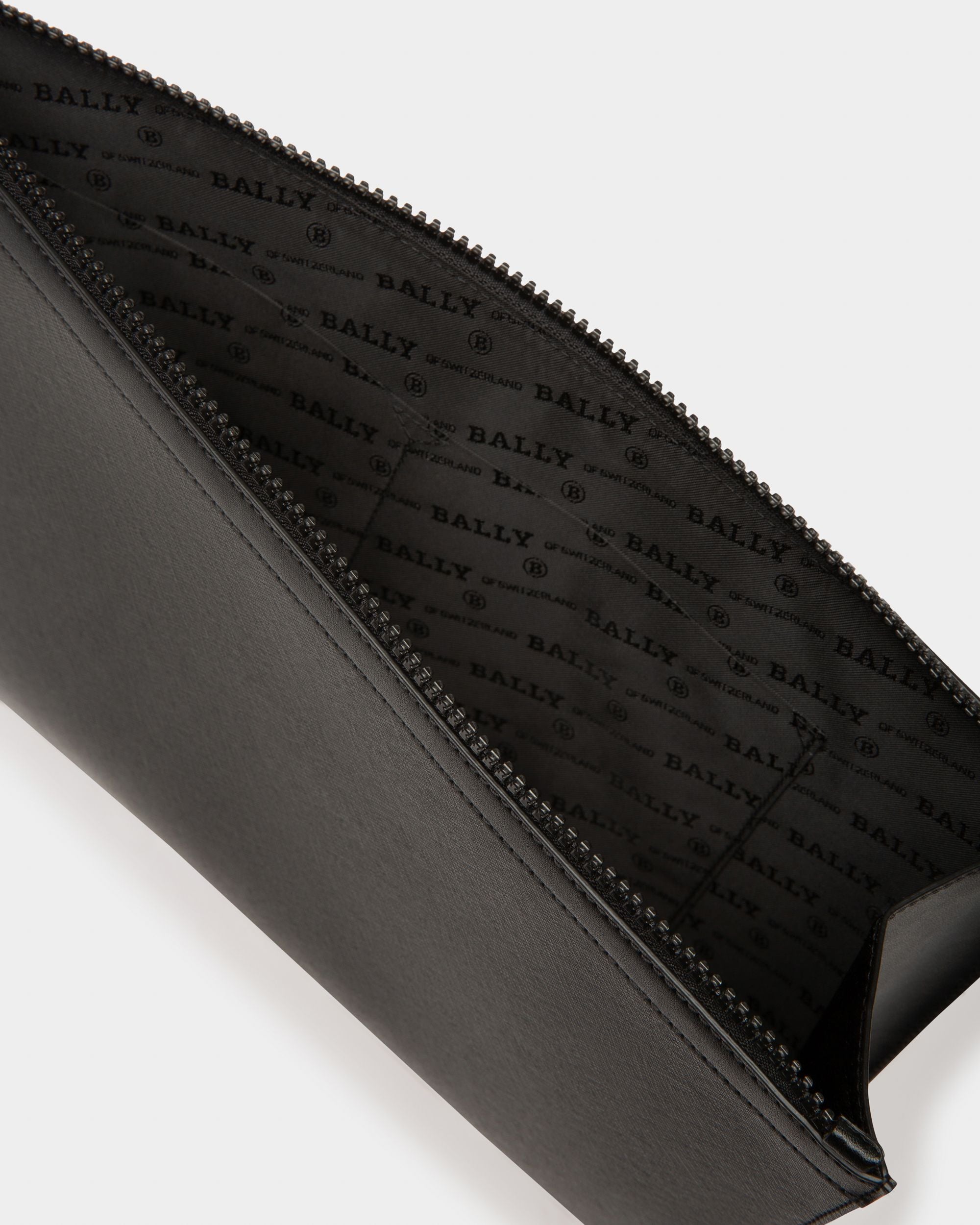 Bollis Large Pochette Aus Recyceltem Leder In Schwarz - Herren - Bally - 04