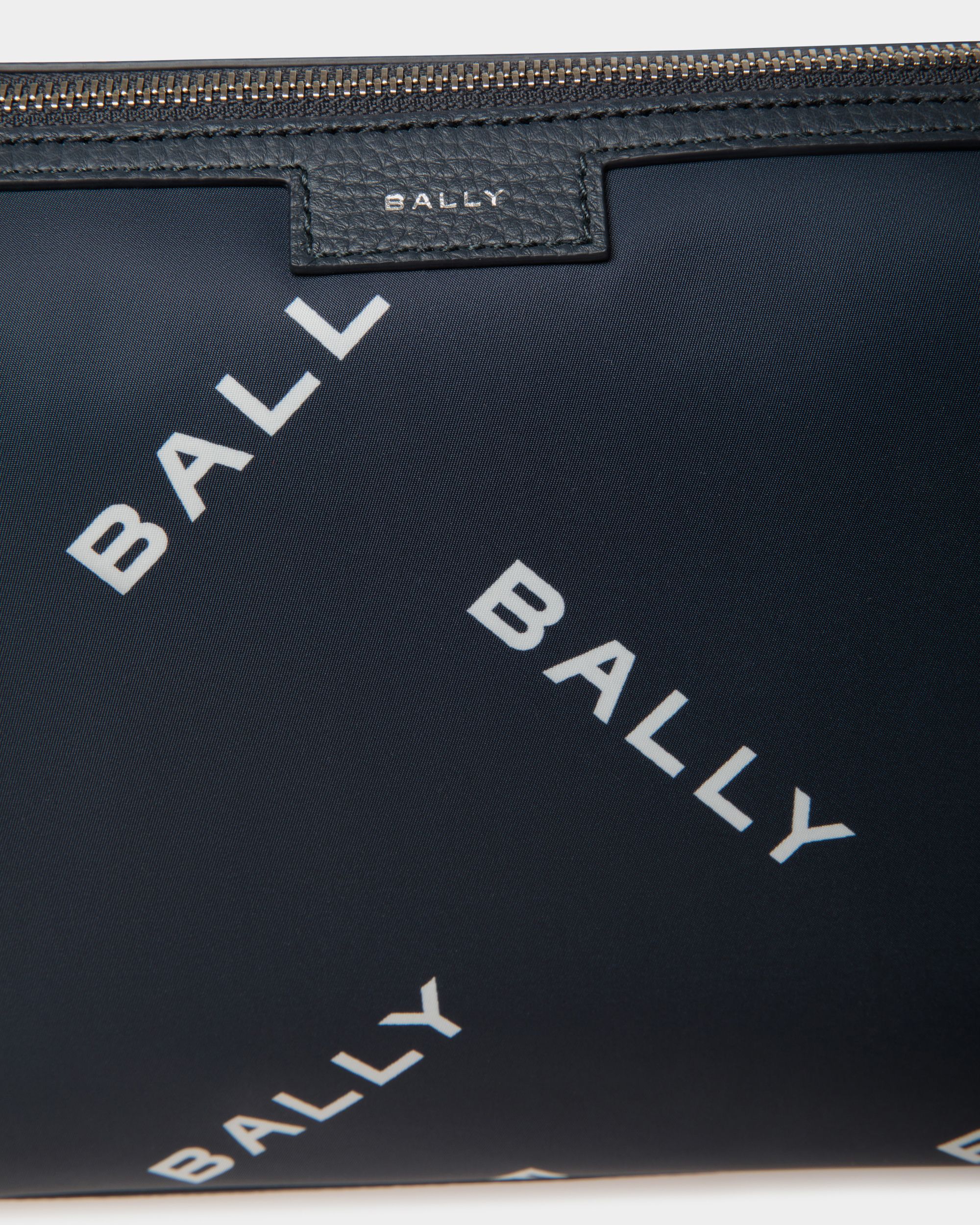 Borsa Messenger Piccola Code In Nylon Blu Con Stampa - Uomo - Bally - 05