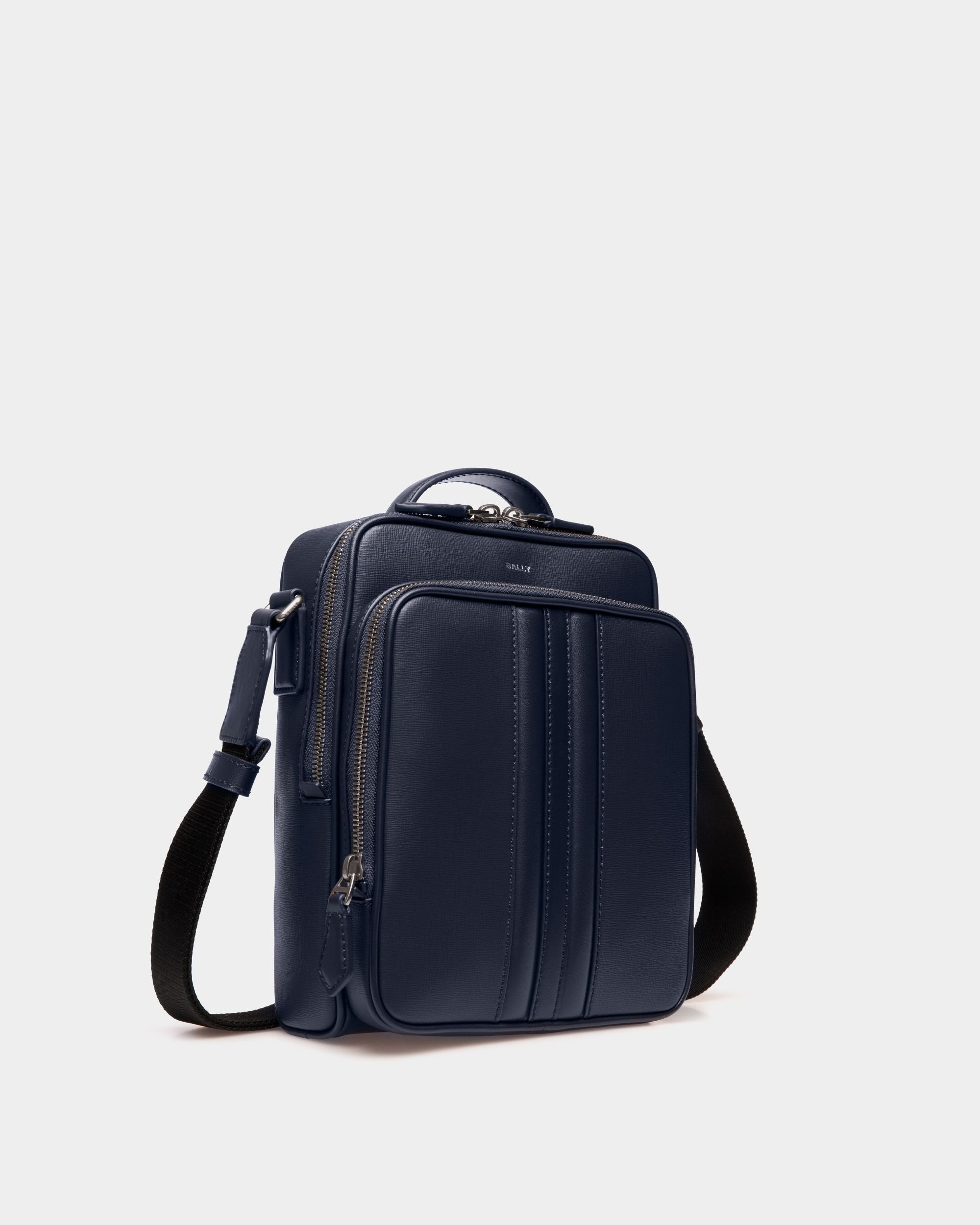 Code Umhängetasche Aus Recyceltem Leder In Navy Blue - Herren - Bally - 04