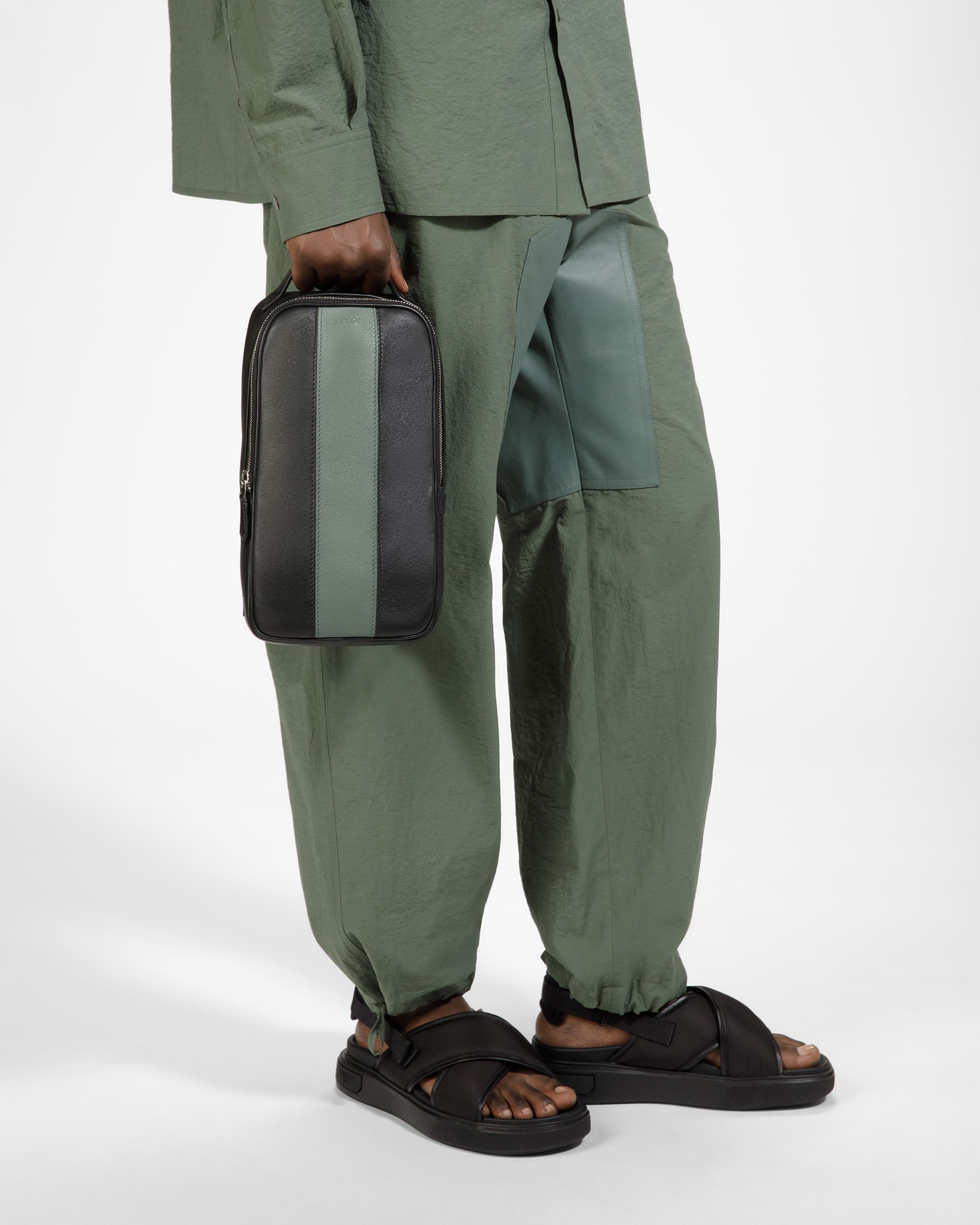 Halikho Borsa Monospalla In Pelle Nera E Verde Salvia - Uomo - Bally - 03