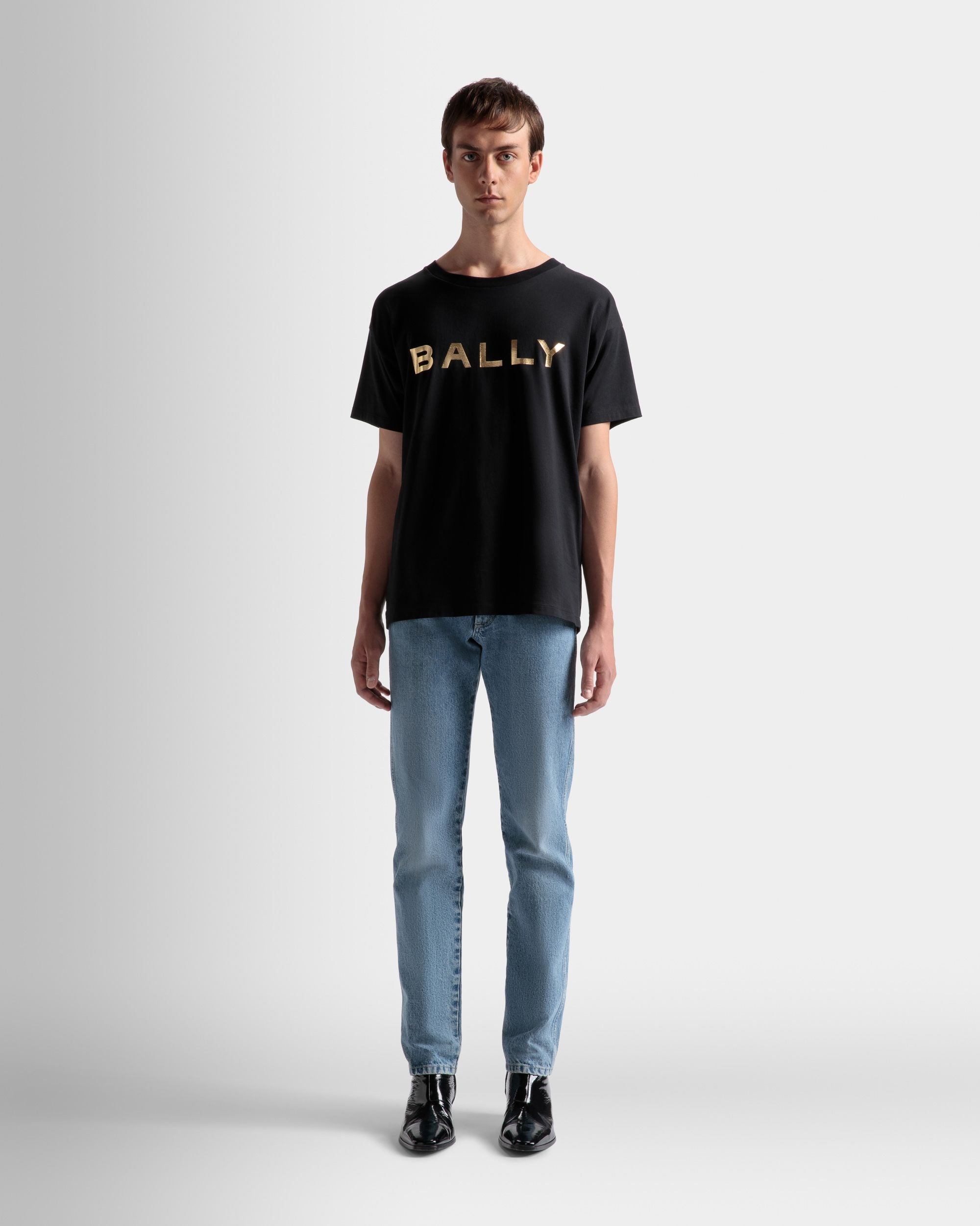 T-Shirt mit Logo | T-Shirt für Herren | Schwarze Baumwolle | Bally | Model getragen Vorderseite