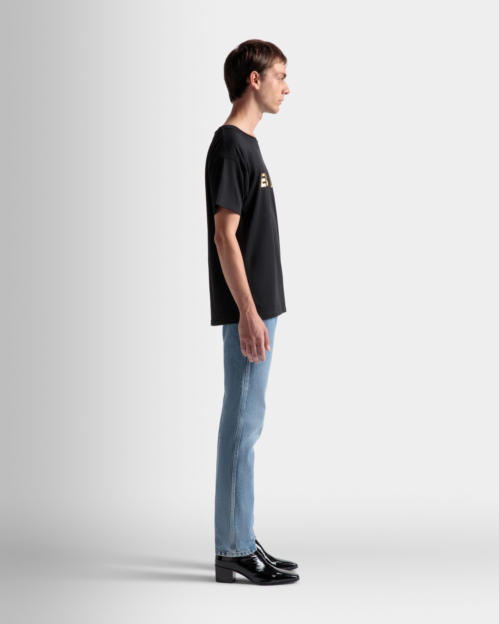 T-Shirt mit Logo | T-Shirt für Herren | Schwarze Baumwolle | Bally | Model getragen 3/4 Vorderseite