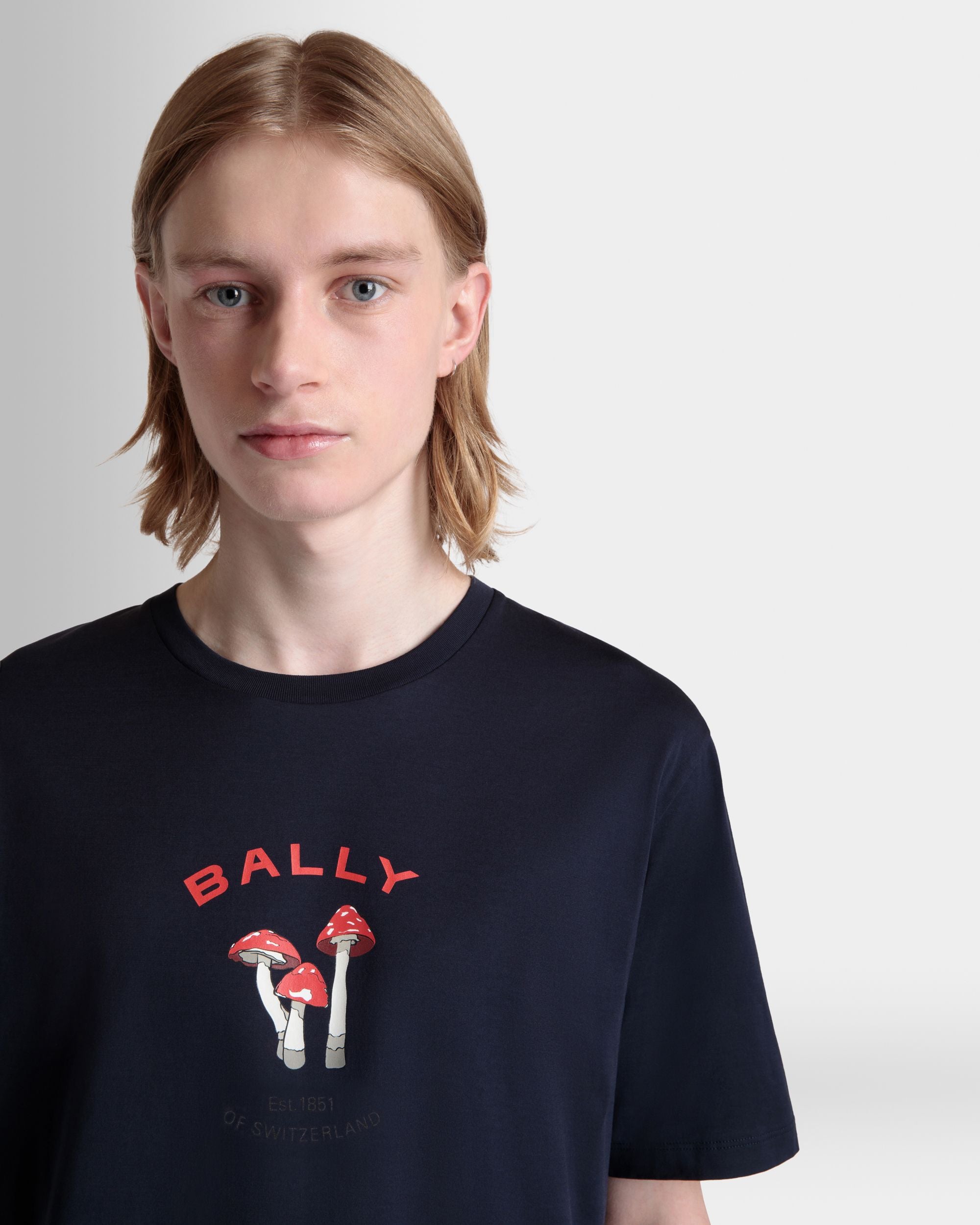 T-Shirt In Cotone Navy Blue Con Stampa Enchanting Mushrooms - Uomo - Bally - 02