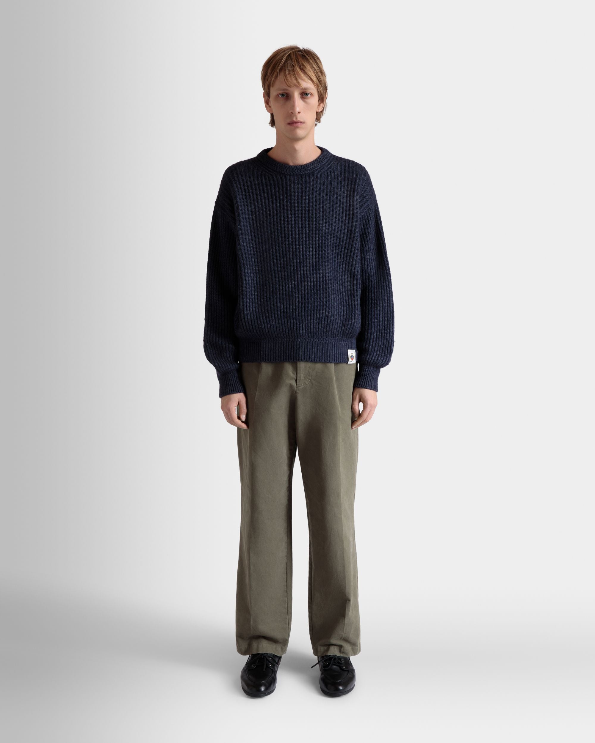 Pull Avec Encolure Ras-Du-Cou Et Logo Bally Crest En Laine Et Soie Navy Blue - Homme - Bally - 02