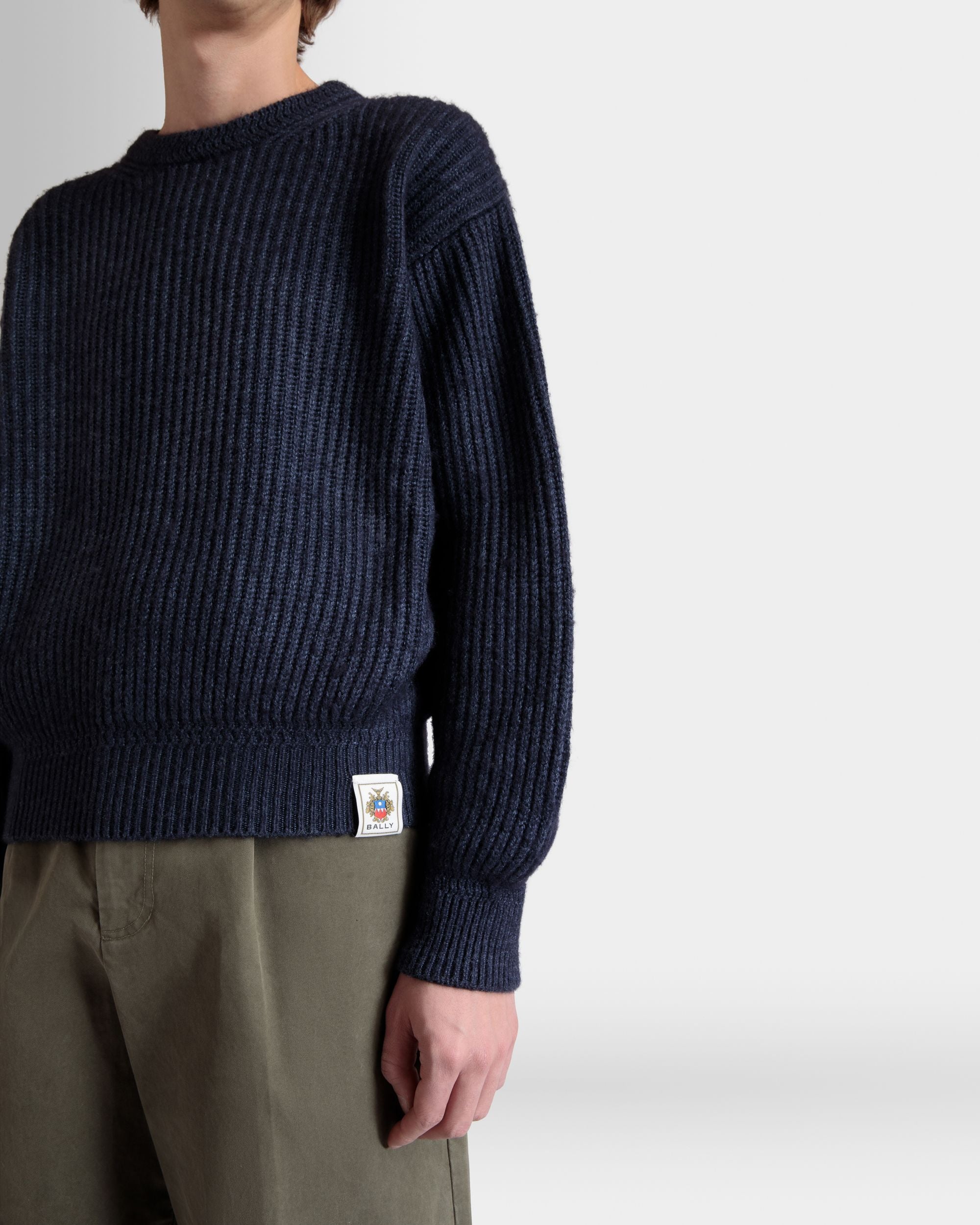 Pull Avec Encolure Ras-Du-Cou Et Logo Bally Crest En Laine Et Soie Navy Blue - Homme - Bally - 04