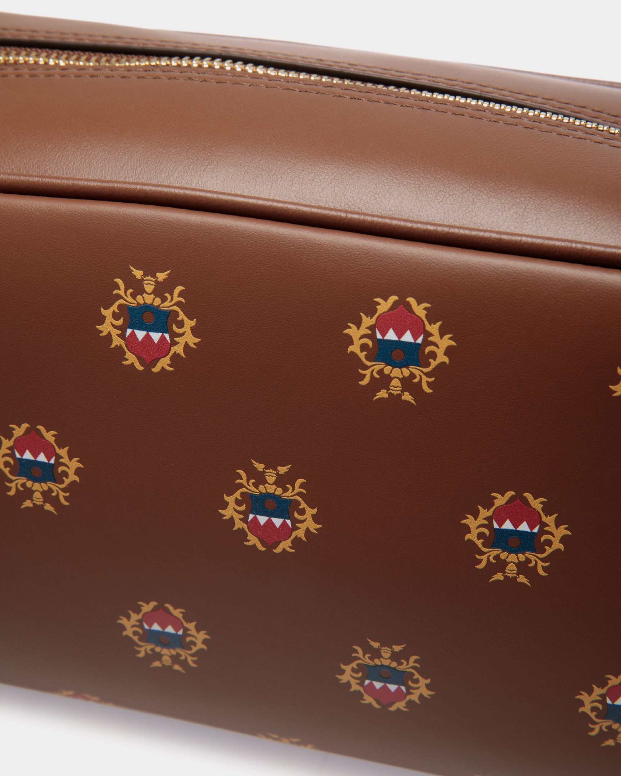 Beauty Case Easy Bally In Pelle Marrone Con Stemma Bally Crest Stampato - Uomo - Bally - 04
