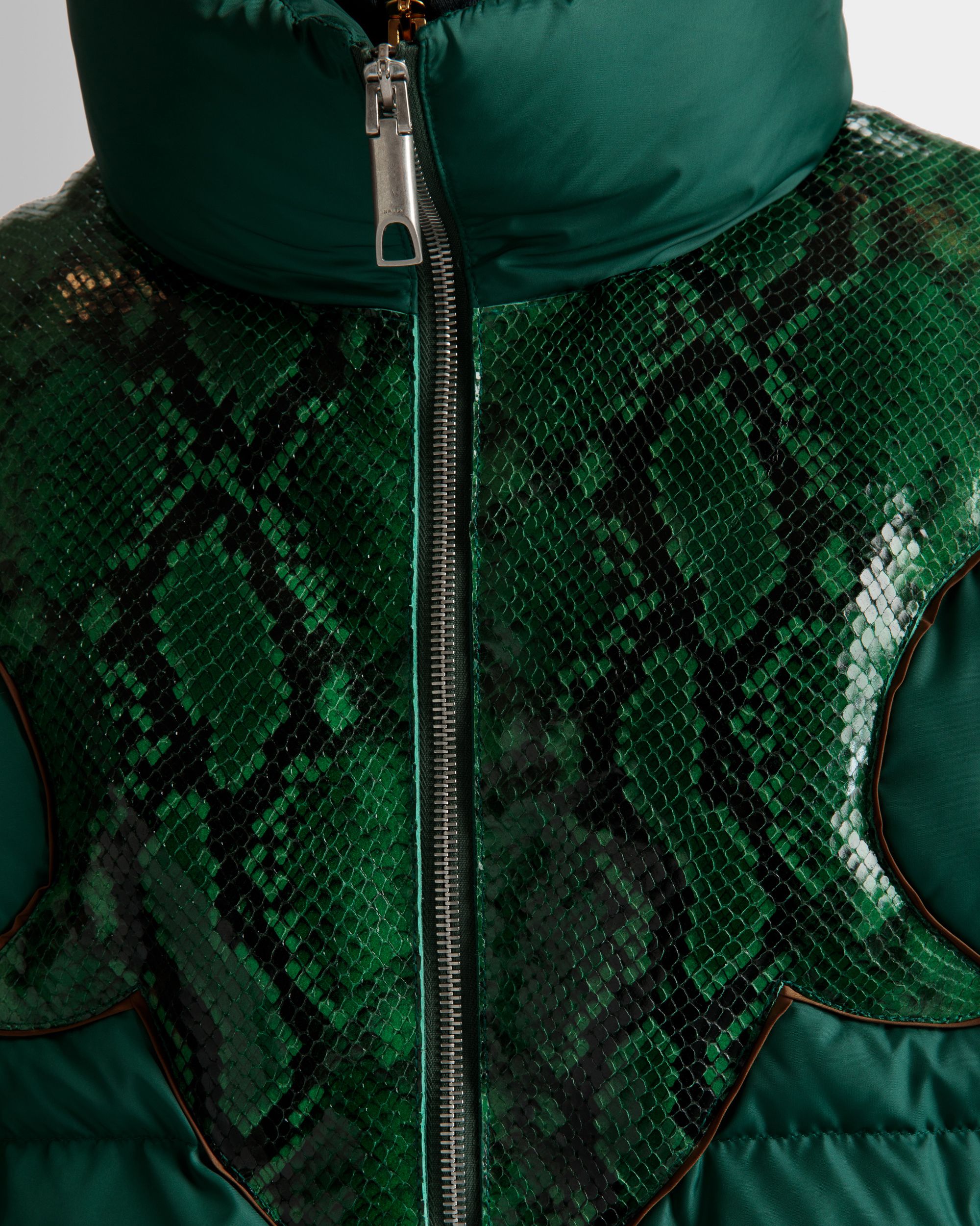 Piumino Smanicato A Collo Alto In Nylon Kelly Green - Uomo - Bally - 04