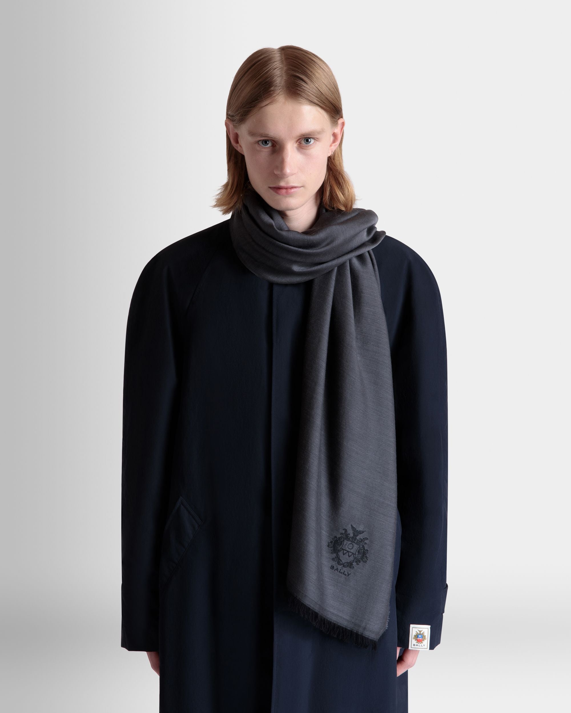 Sciarpa In Cashmere E Seta Grigio Scuro Con Stemma Bally Crest - Uomo - Bally - 02
