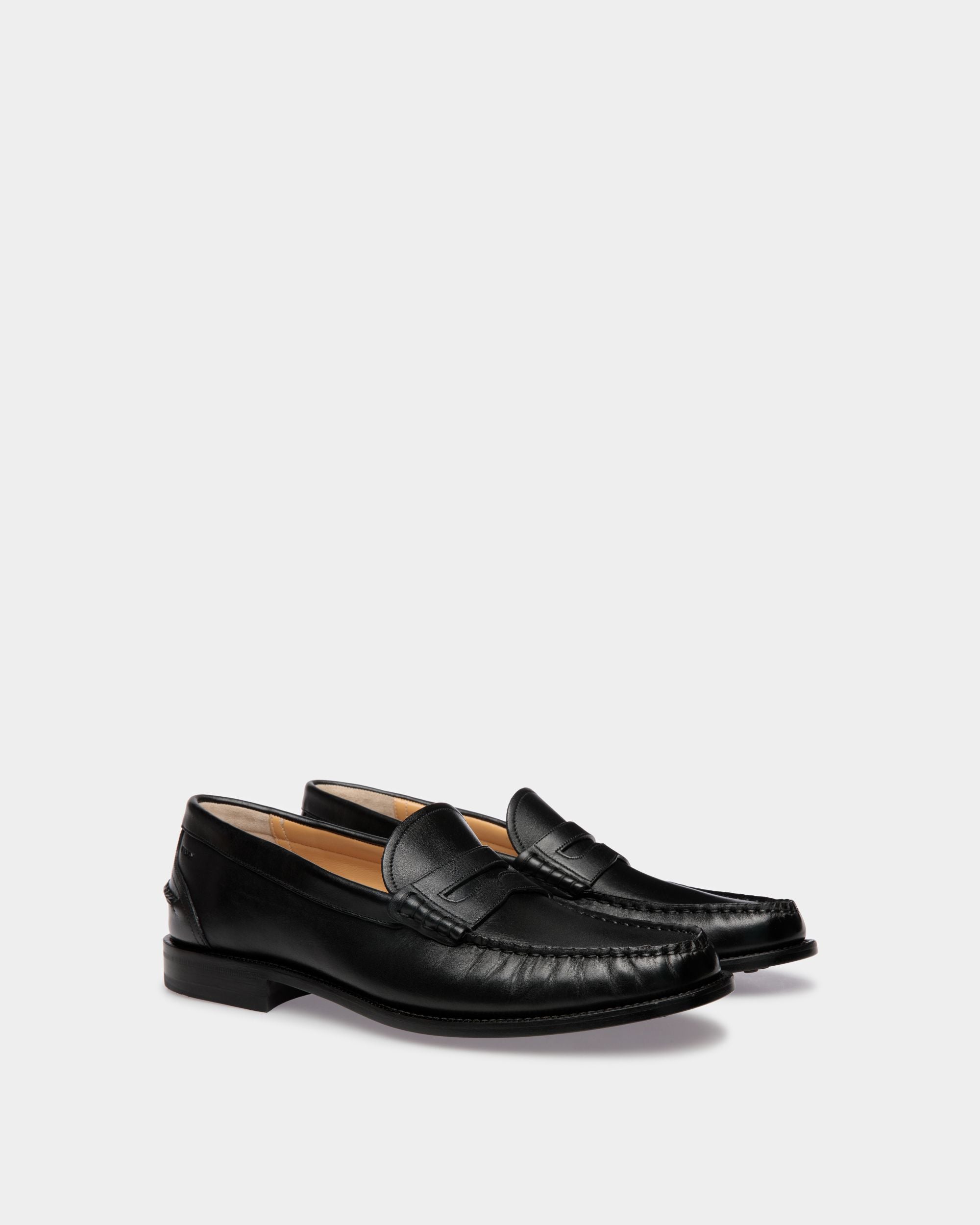 Oregon | Herren-Loafer aus schwarzem Leder | Bally | Still Life 3/4 Rückseite