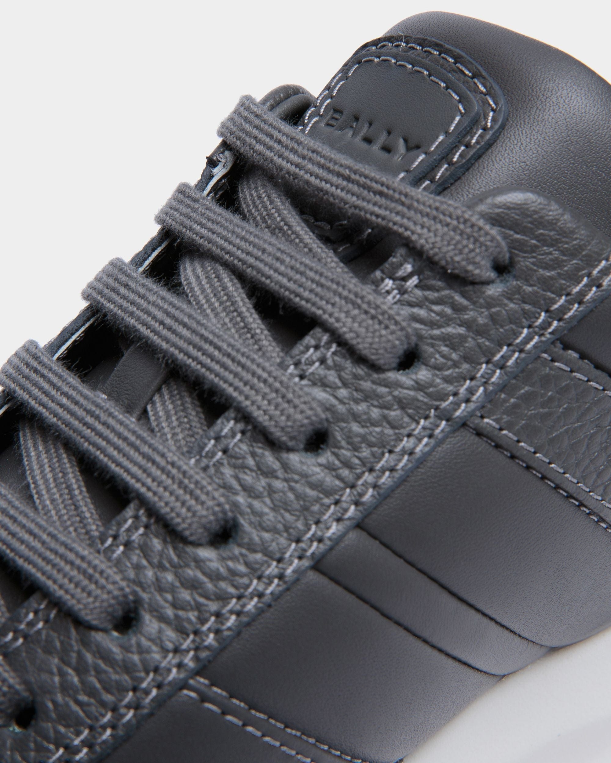 Outline Sneaker In Grey Grained Leather - Men's - Bally - 05