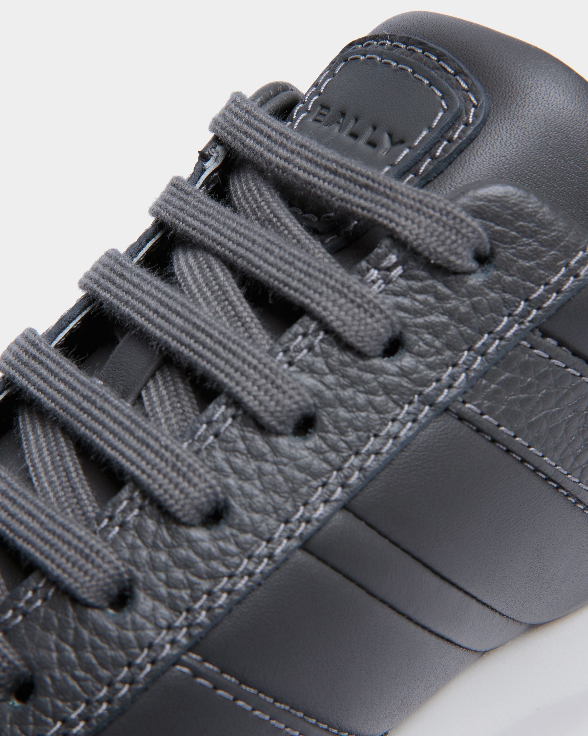 Outline Sneaker Aus Genarbtem Leder In Grau - Men's - Bally - 05