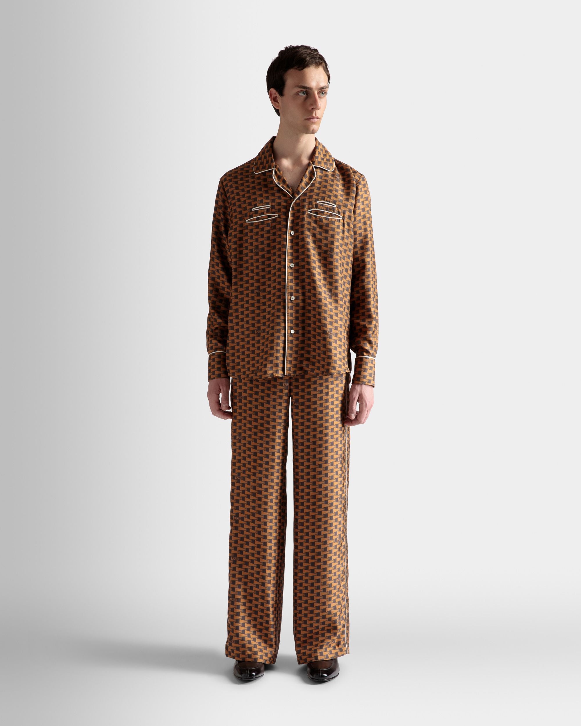 Hose mit Pennant-Print | Hose für Herren | Braune Seide | Bally | Model getragen Vorderseite