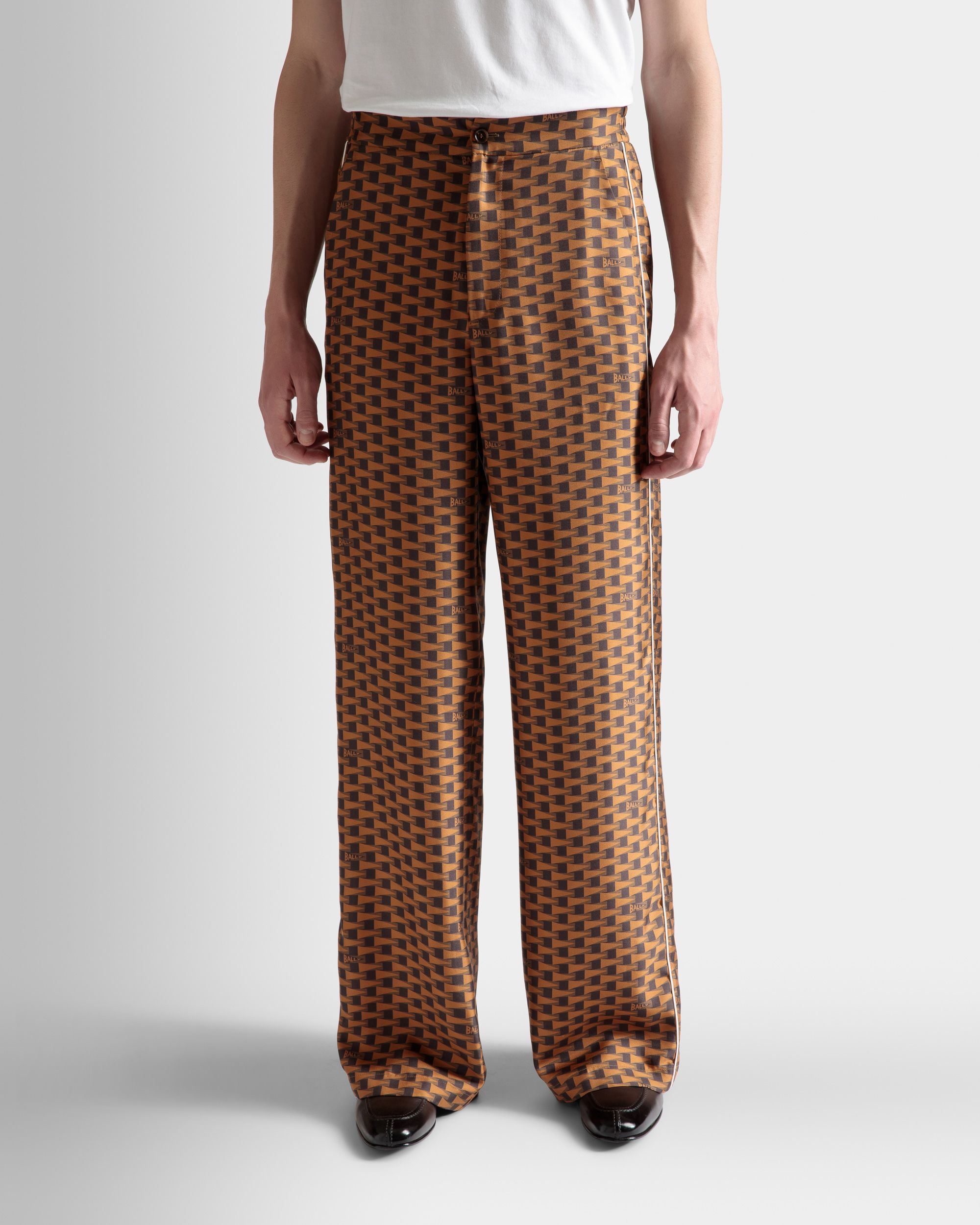 Hose mit Pennant-Print | Hose für Herren | Braune Seide | Bally | Model getragen Nahaufnahme
