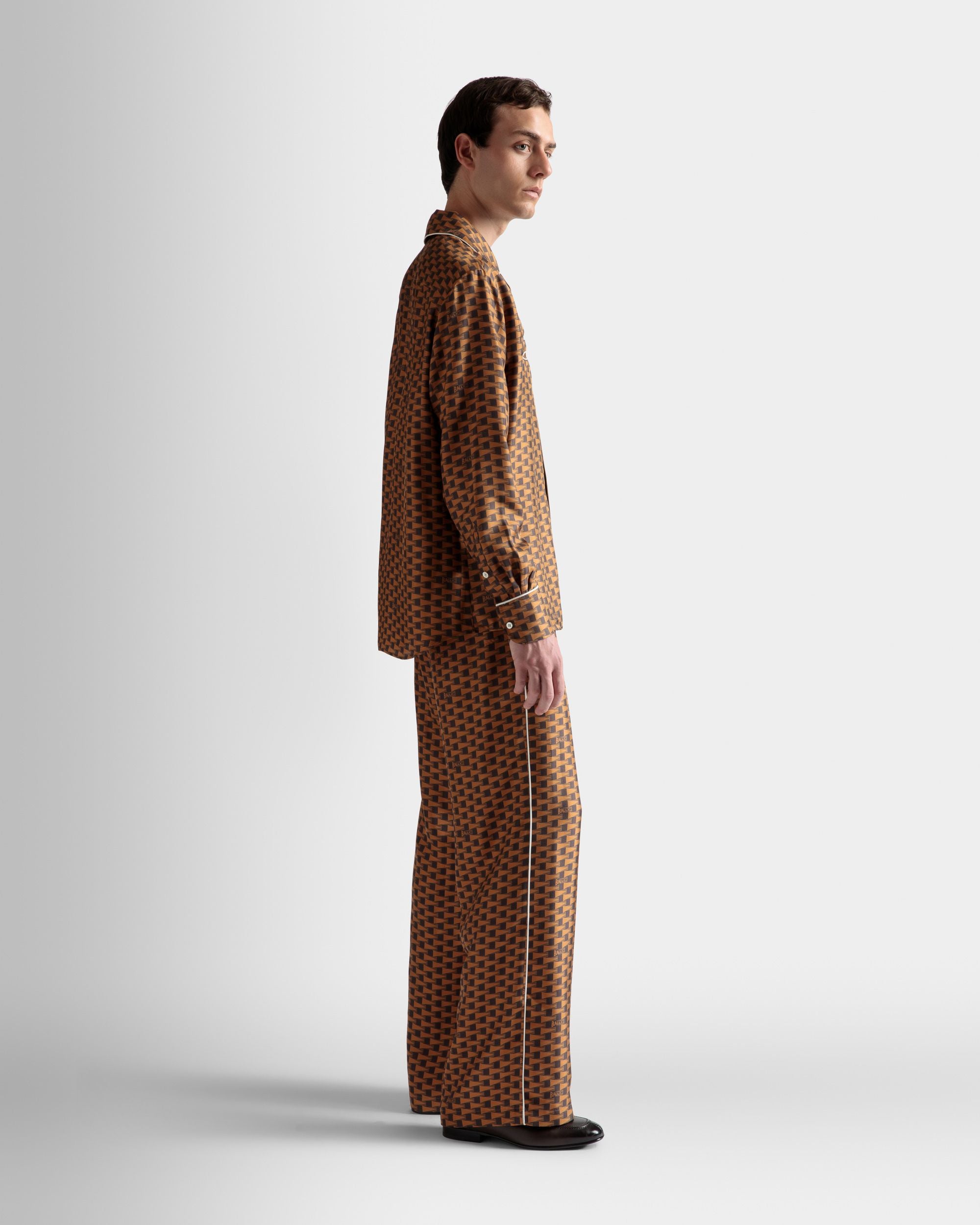 Hose mit Pennant-Print | Hose für Herren | Braune Seide | Bally | Model getragen 3/4 Vorderseite