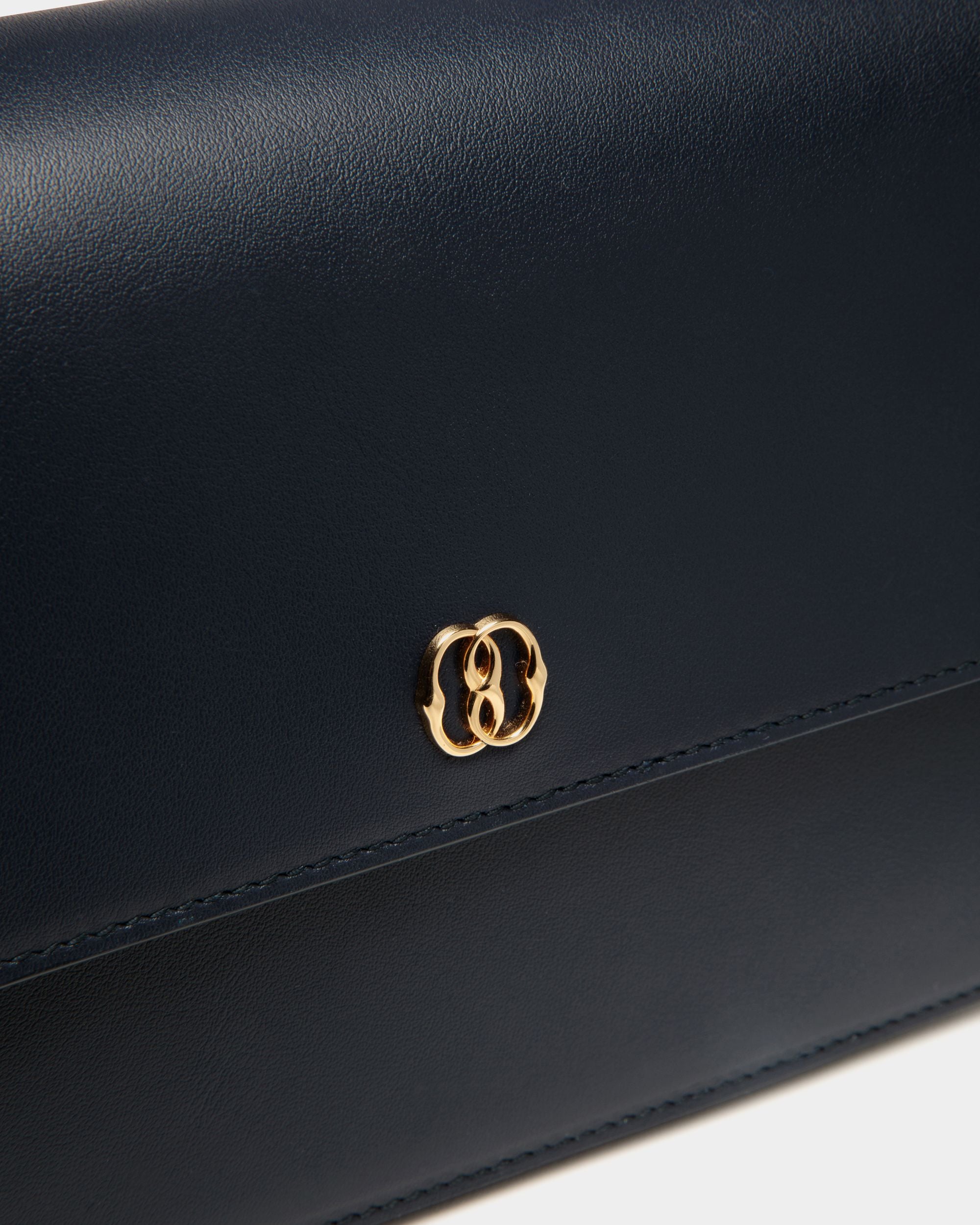Petit Sac À Bandoulière Emblem En Cuir Navy Blue - Femme - Bally - 04
