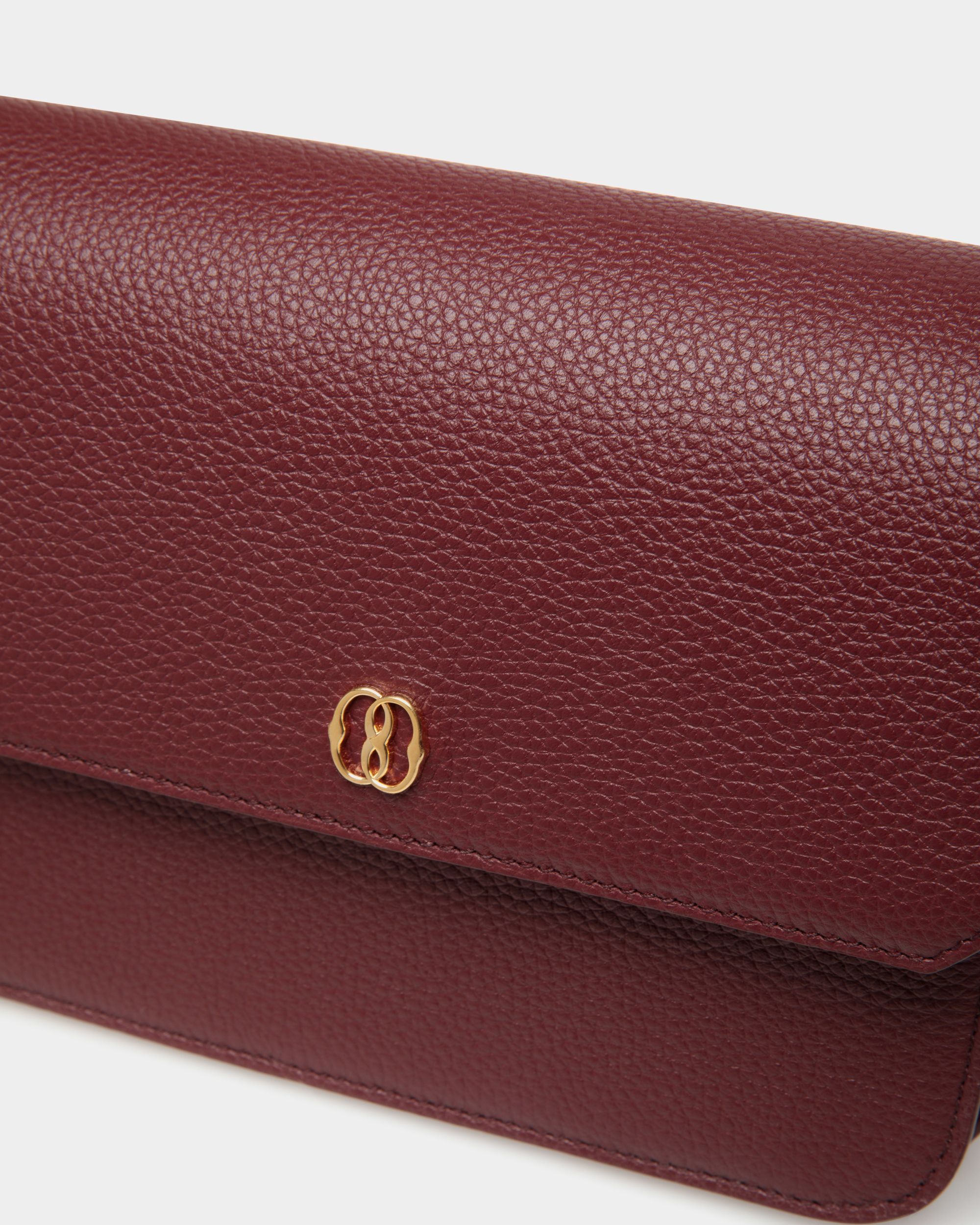 Petit Sac À Bandoulière Emblem En Cuir Grainé Andorra - Femme - Bally - 05