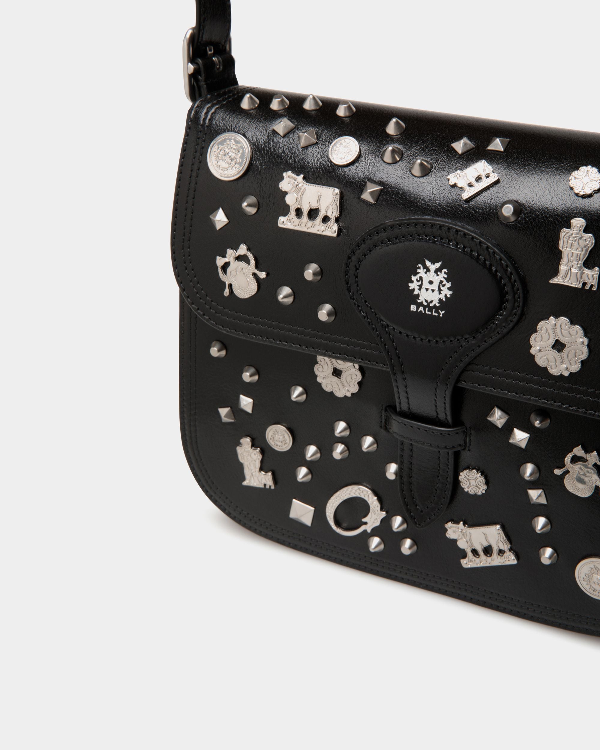 Beckett Crossbody Bag In Black Leather with Studs - Damen - Bally - 06