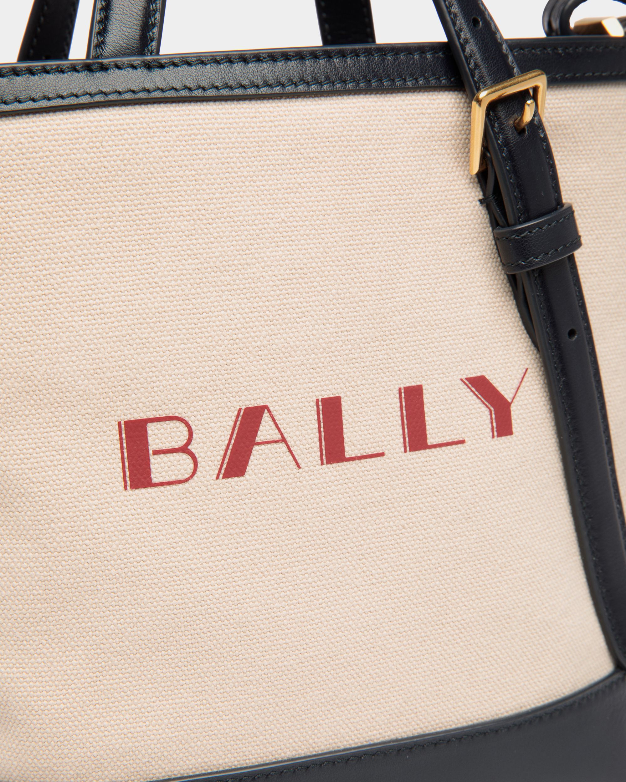 Kleine Summer Capsule Tragetasche Aus Canvas Und Leder In Natur Und Marineblau - Damen - Bally - 04
