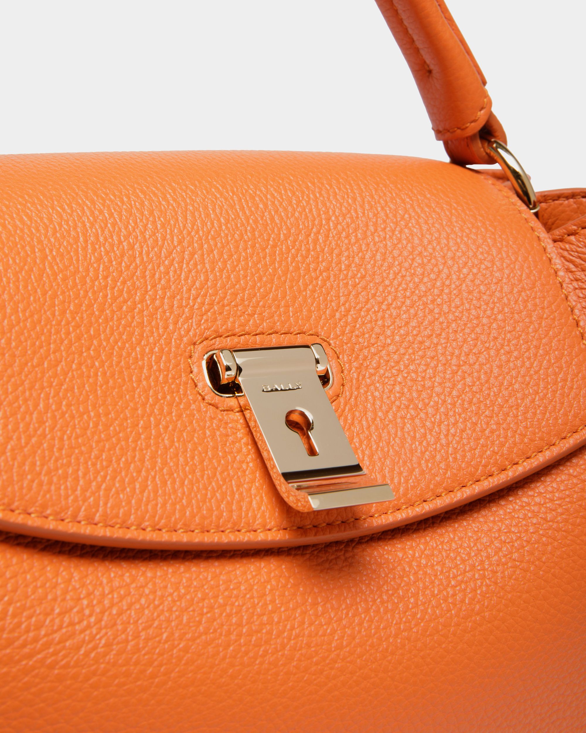 Kleine Lock Me Henkeltasche Aus Genarbtem Leder In Koi Orange - Donna - Bally - 06