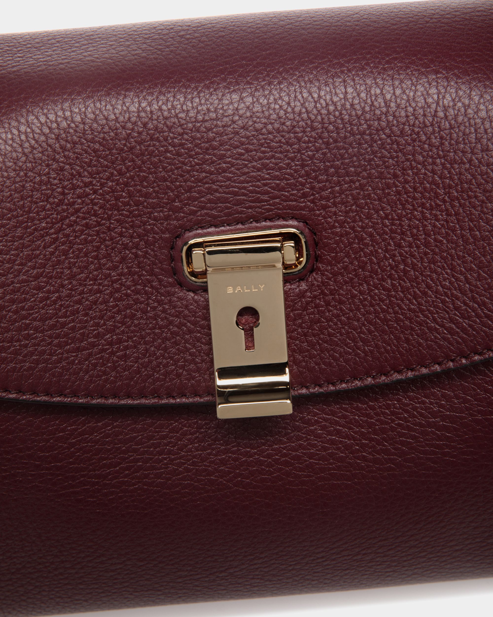 Kleine Lock Me Henkeltasche Aus Genarbtem Leder In Andorra - Women's - Bally - 05