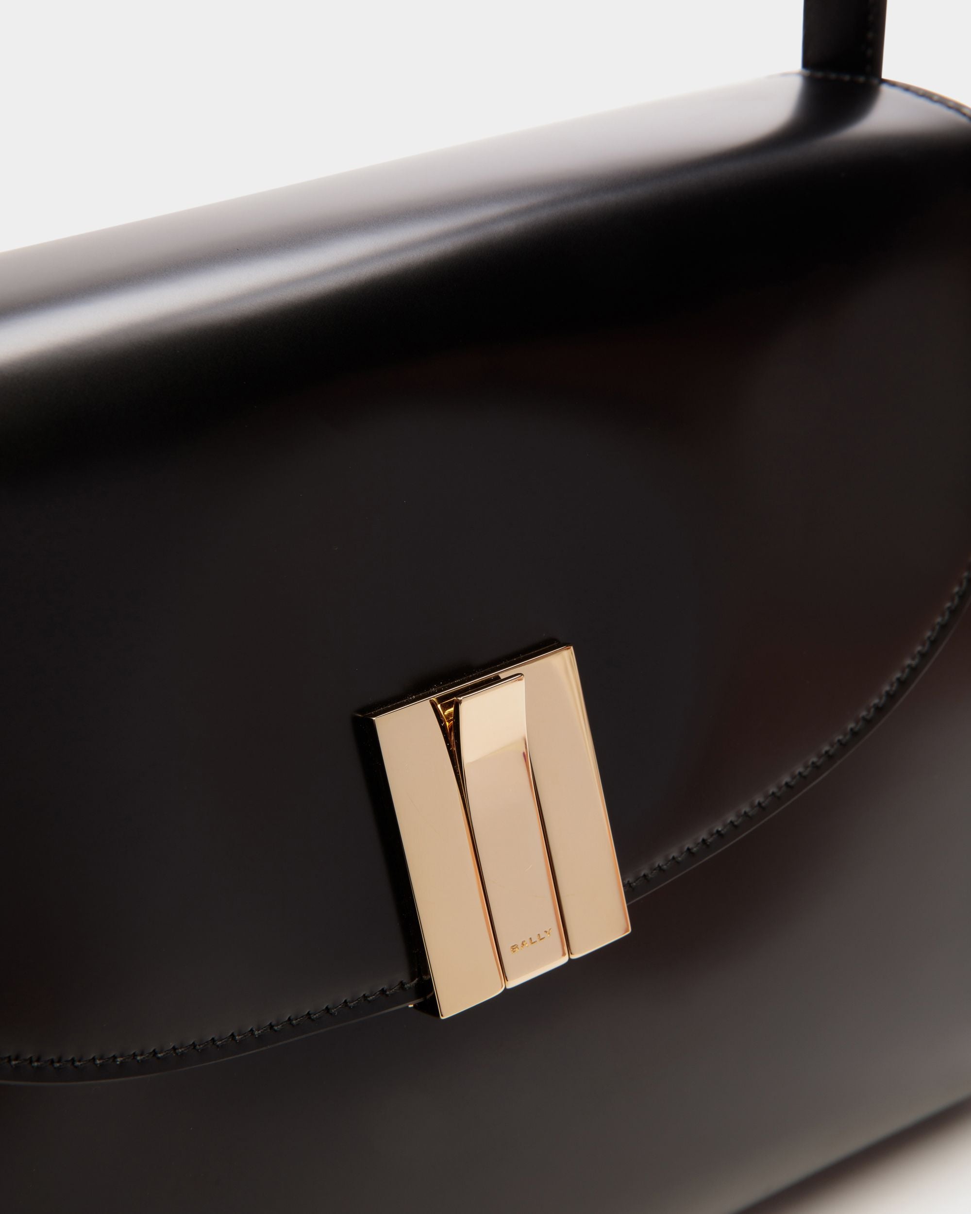 Ollam Schultertasche Aus Gebürstetem Leder In Schwarz - Damen - Bally - 06