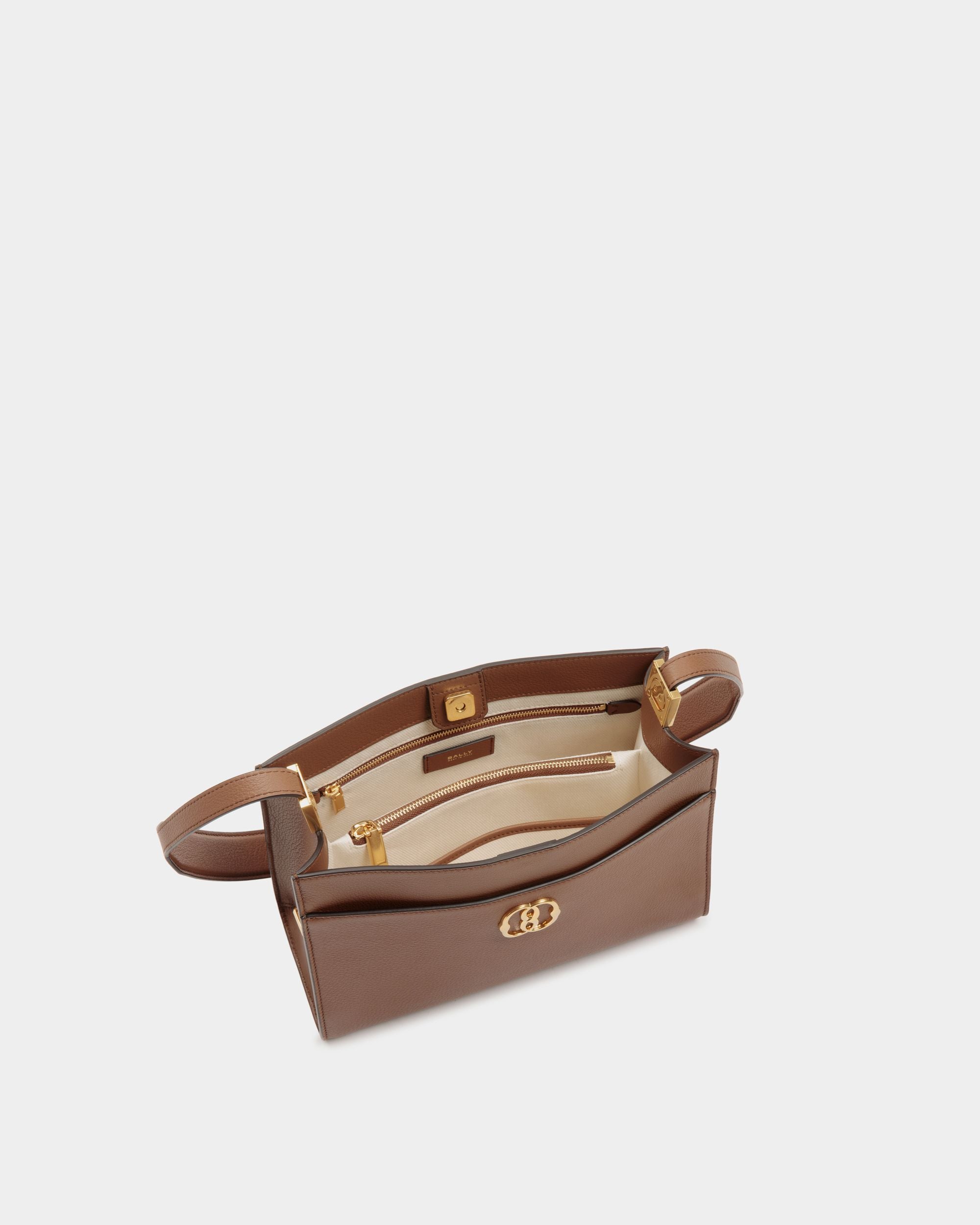 Emblem Schultertasche Aus Genarbtem Leder In Braun - Damen - Bally - 04