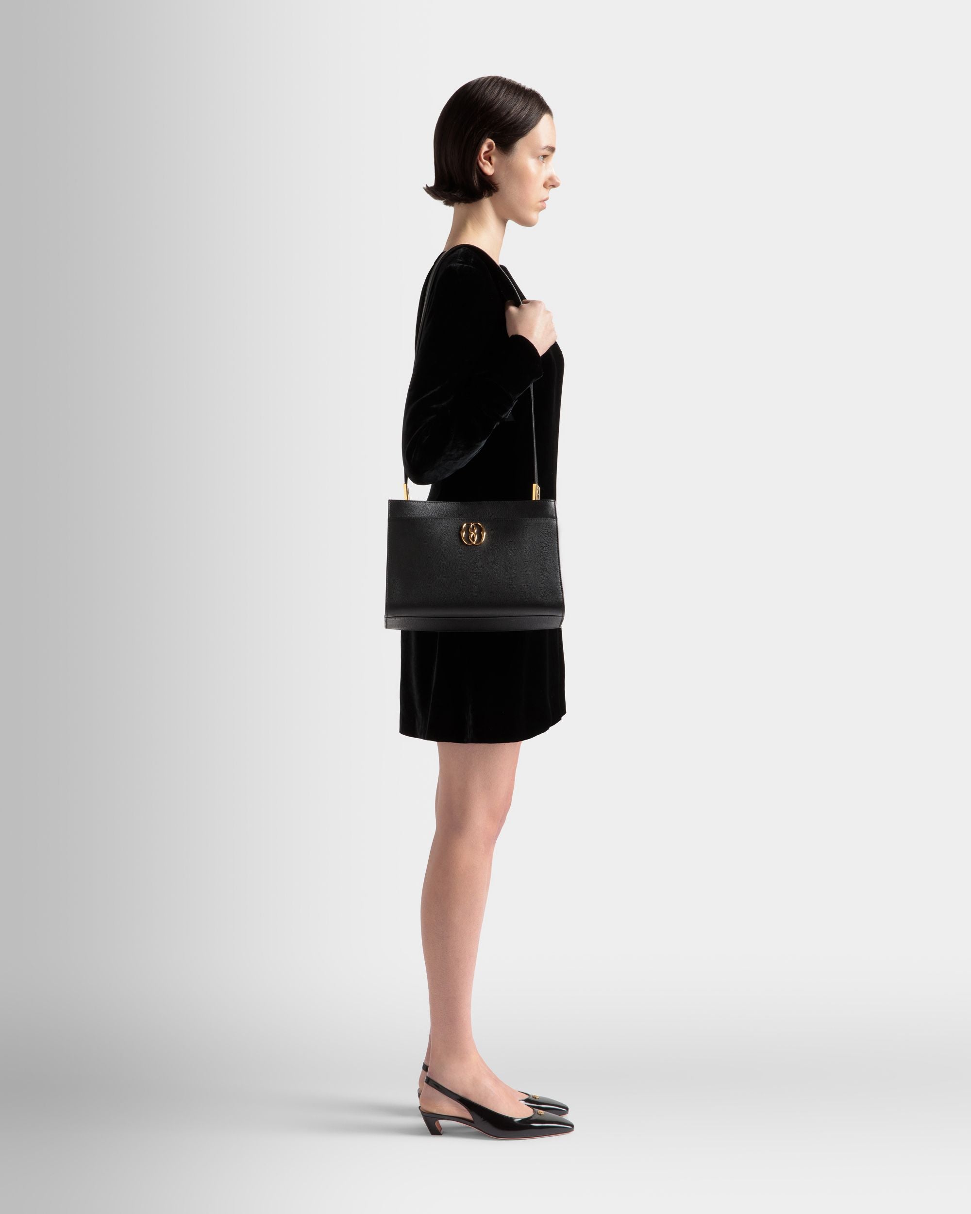 Borsa A Spalla Emblem In Pelle Zigrinata Nera - Donna - Bally - 02