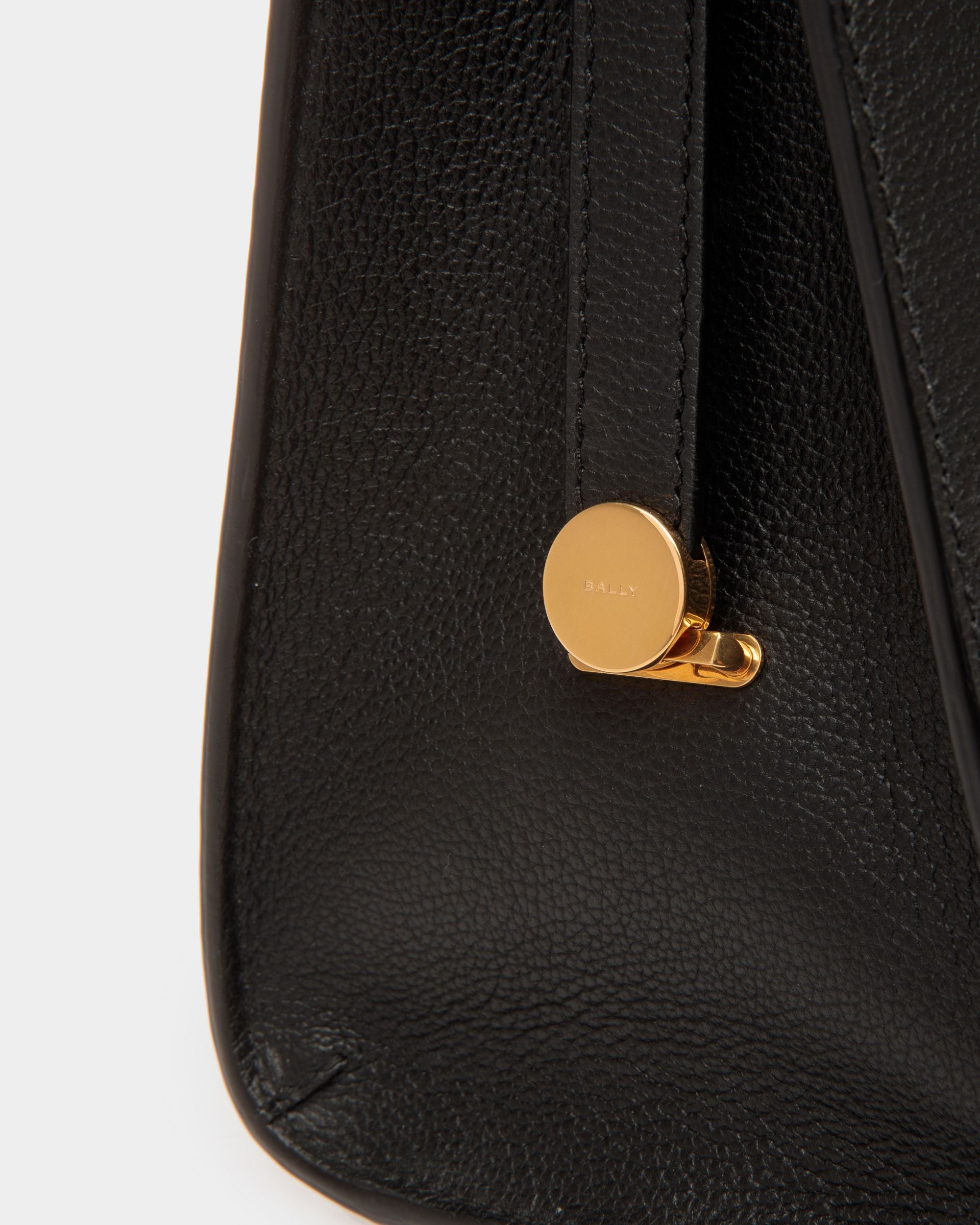 Borsa A Spalla Emblem In Pelle Zigrinata Nera - Donna - Bally - 06