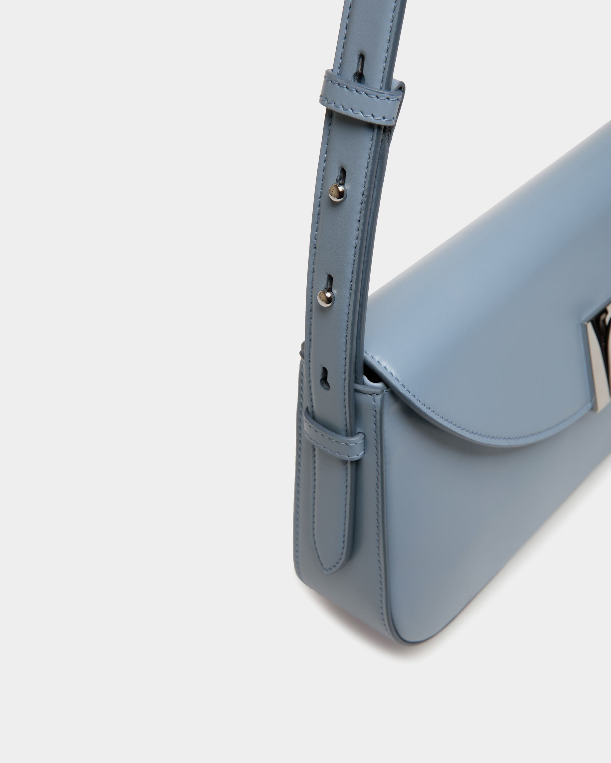 Kleine Schultertasche Ollam Aus Leder In Light Blue - Donna - Bally - 06