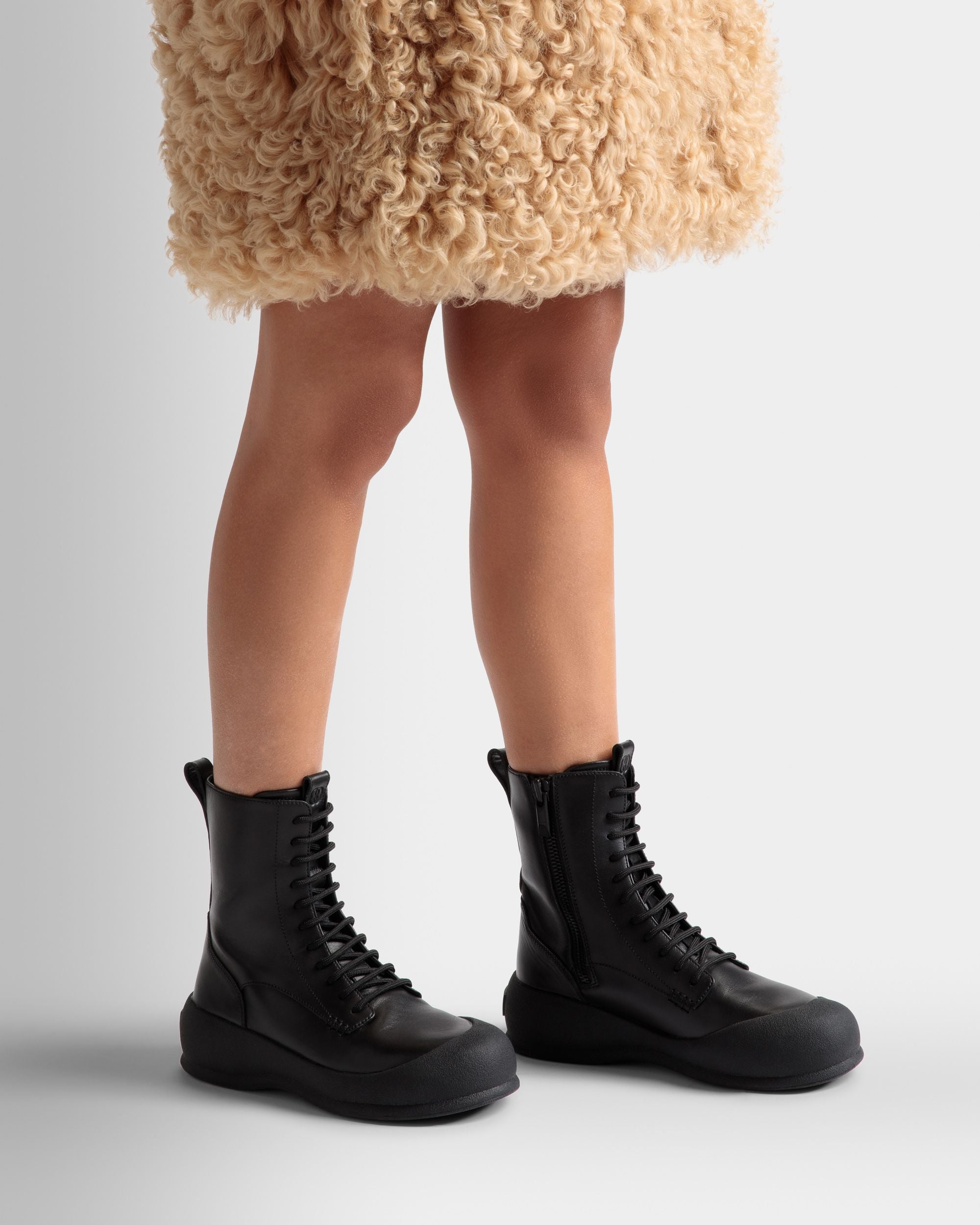 Celsyo | Damenstiefelette | Schwarzes Leder | Bally | Model getragen Nahaufnahme