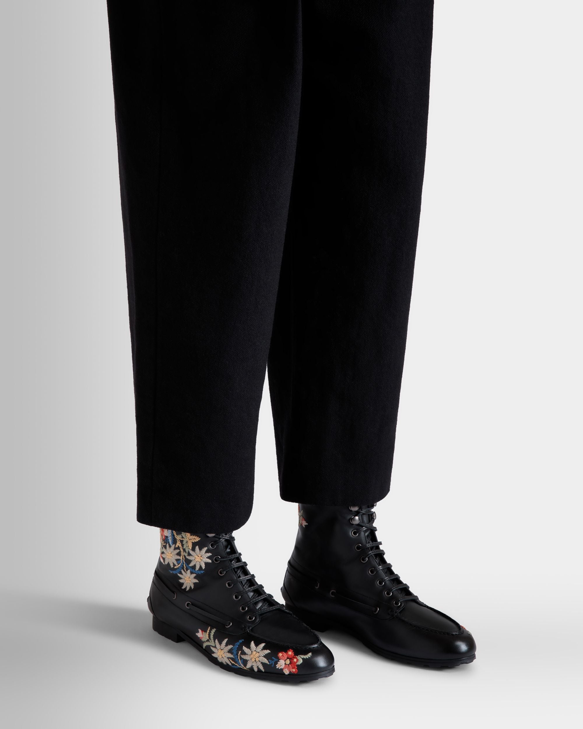 Winter Capsule Stiefelette Aus Schwarzem Leder Mit Alpenblumen - Damen - Bally - 02