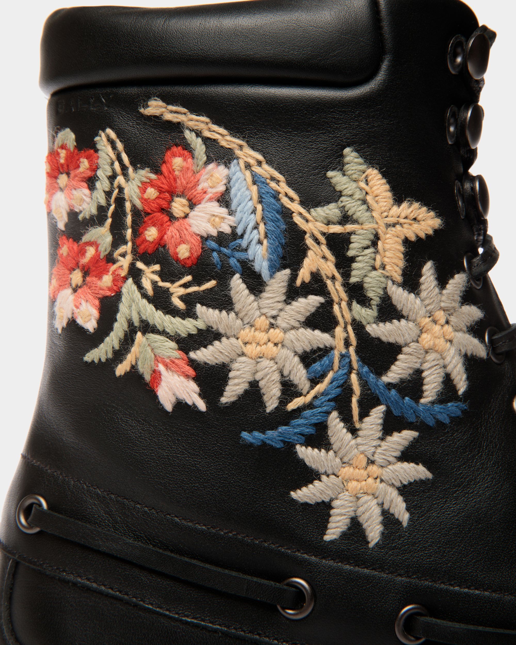 Winter Capsule Stiefelette Aus Schwarzem Leder Mit Alpenblumen - Damen - Bally - 06