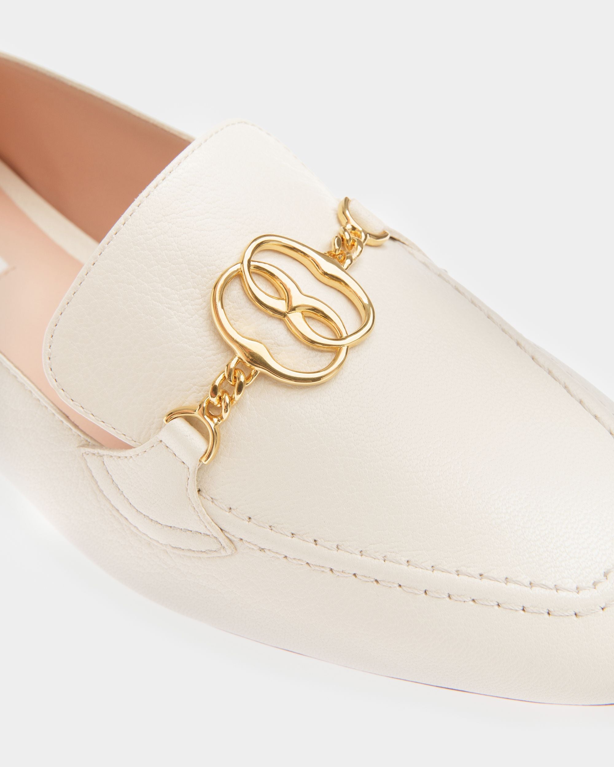 Mocassins Emblem En Cuir Ivoire - Femme - Bally - 04