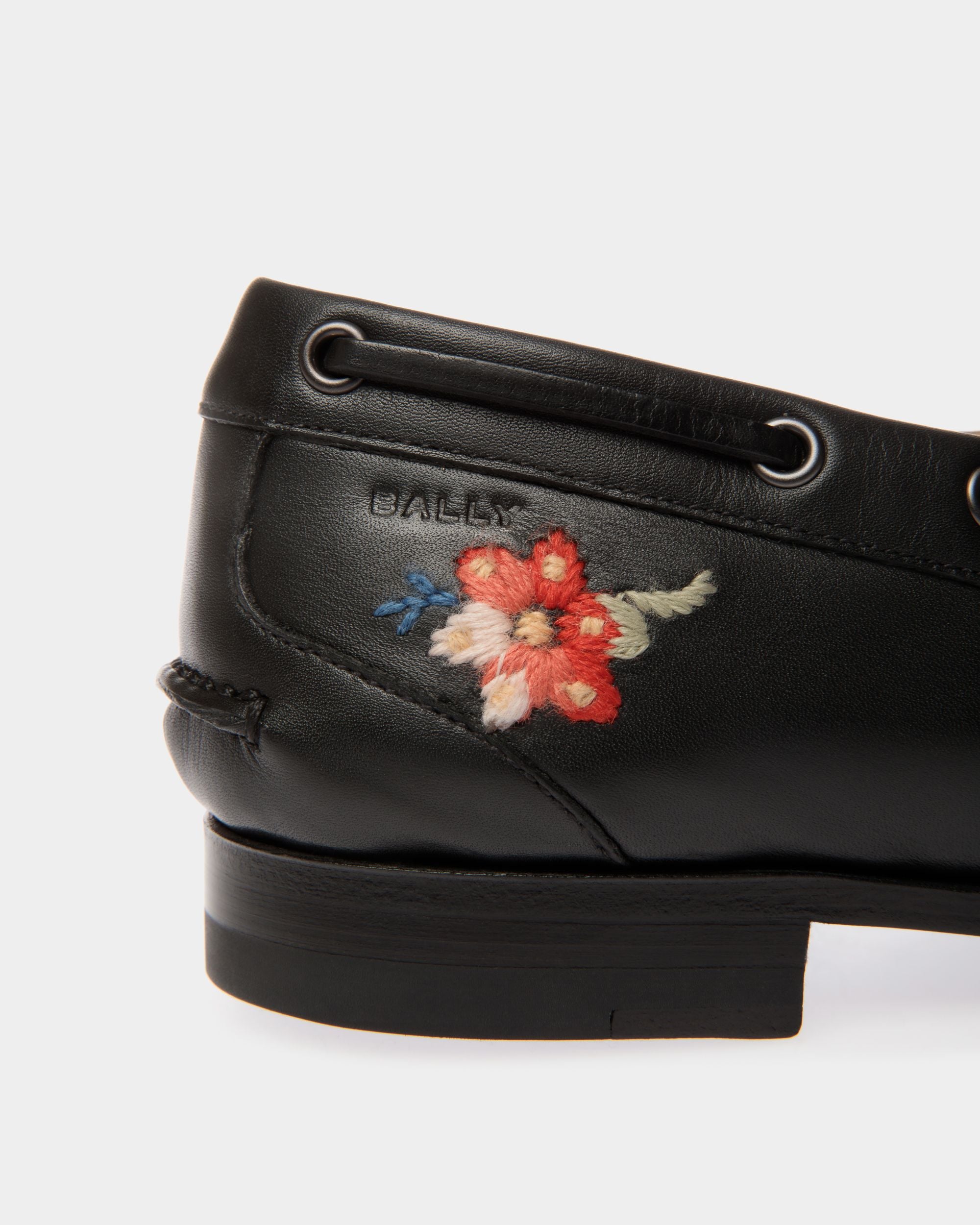 Mocassino Winter Capsule In Pelle Nera Con Ricamo Alpine Flowers - Donna - Bally - 05