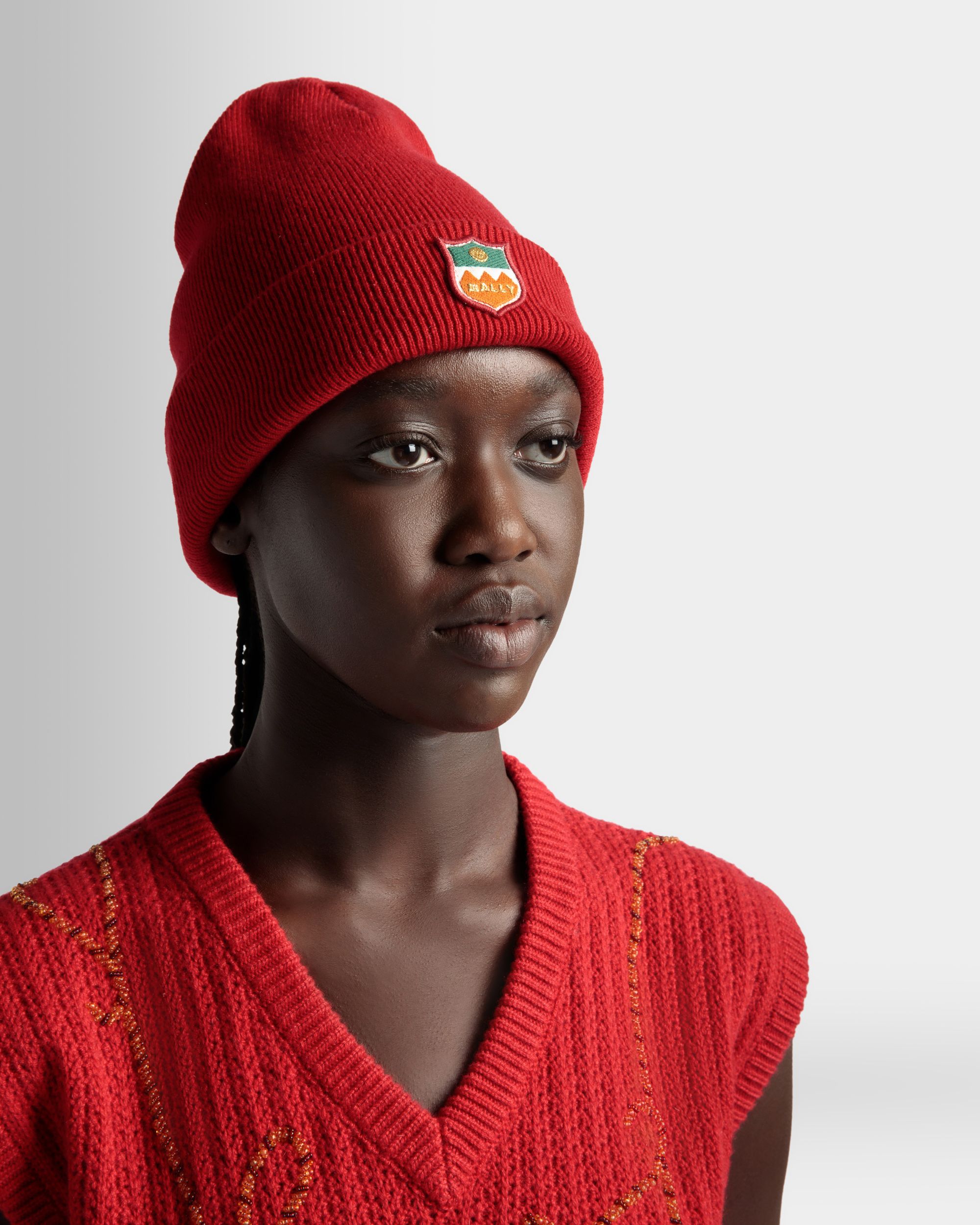 Beanie-Mütze für Damen aus rotem Kaschmir | Bally | Model getragen Vorderseite