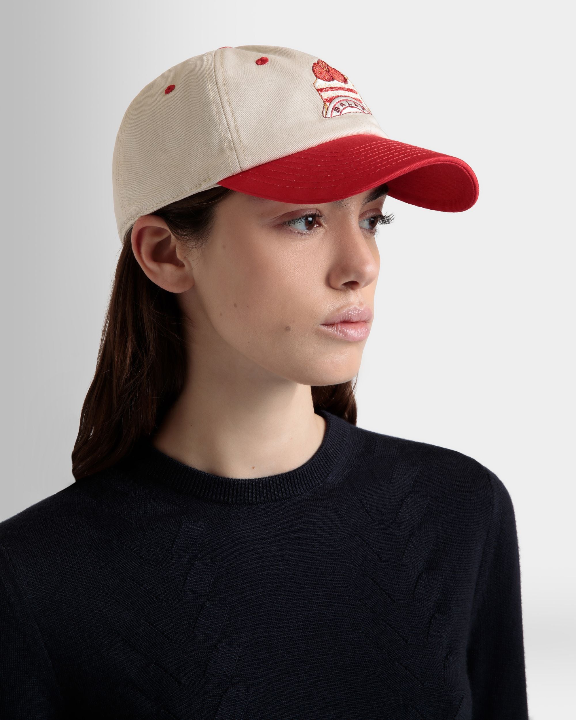 Cappellino In Cotone Color Avorio E Rosso Con Ricamo Bally Cake - Donna - Bally - 02