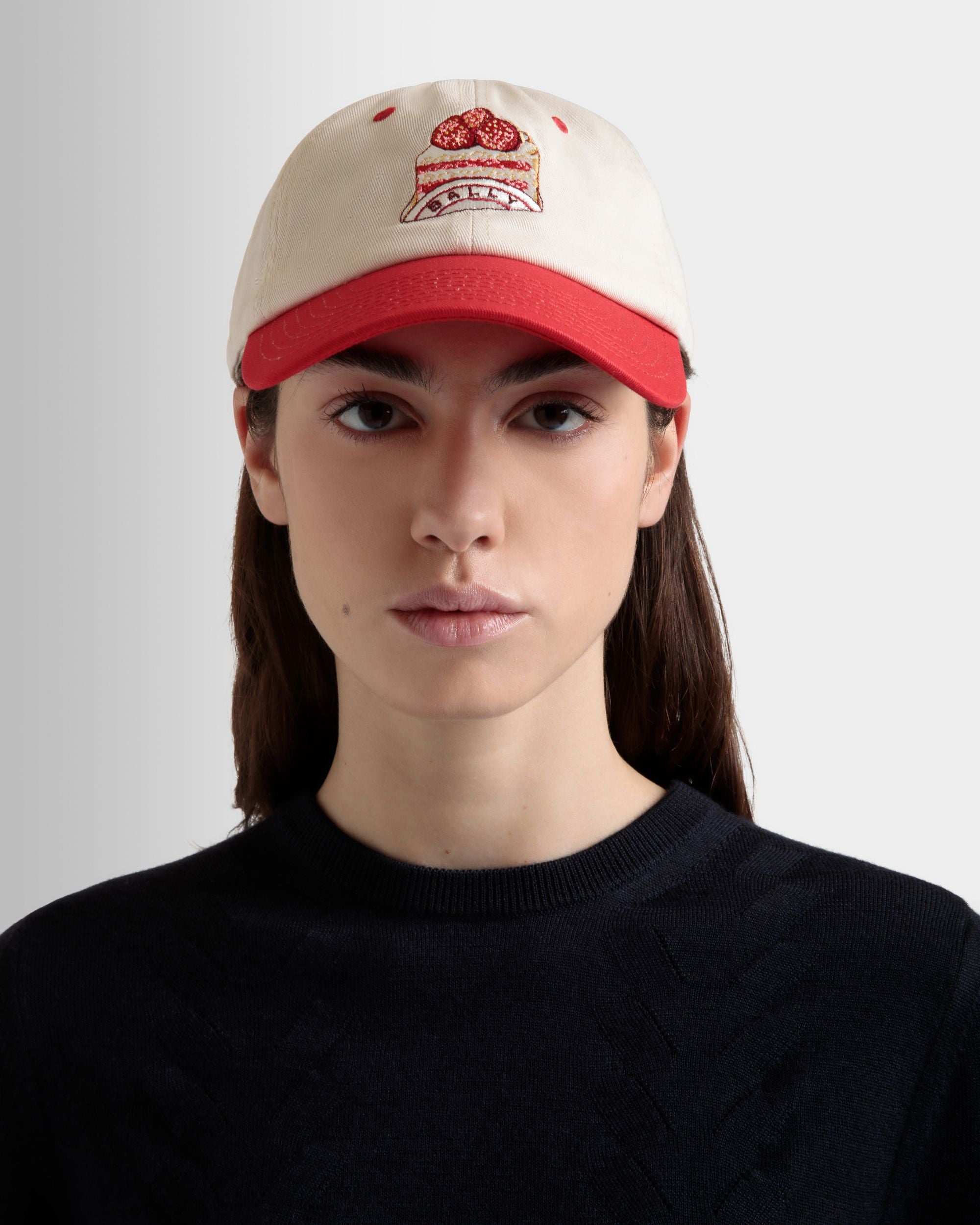 Cappellino In Cotone Color Avorio E Rosso Con Ricamo Bally Cake - Donna - Bally - 05
