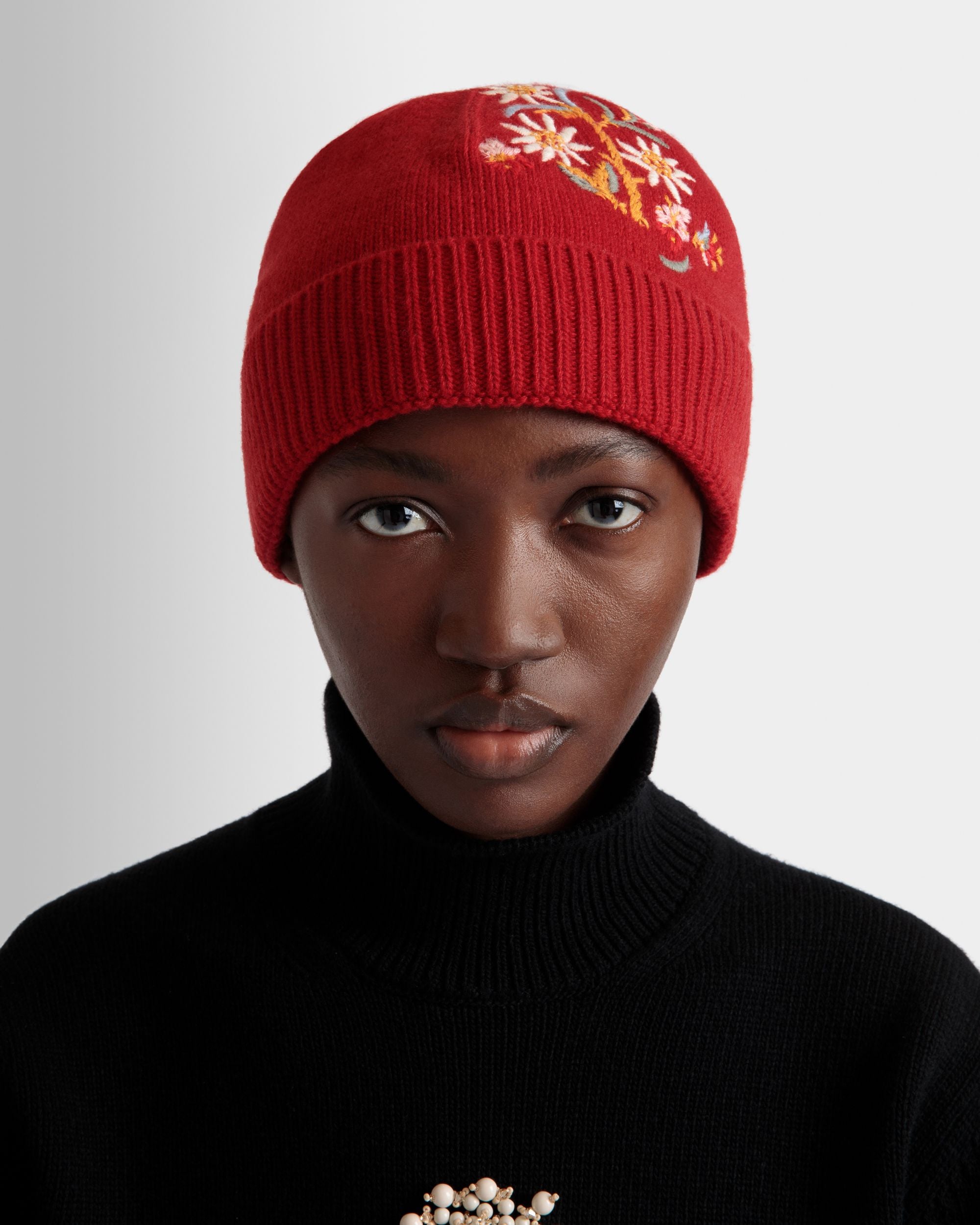 Winter Capsule Beanie Mit Alpenblumen Aus Wolle In Rot - Damen - Bally - 02