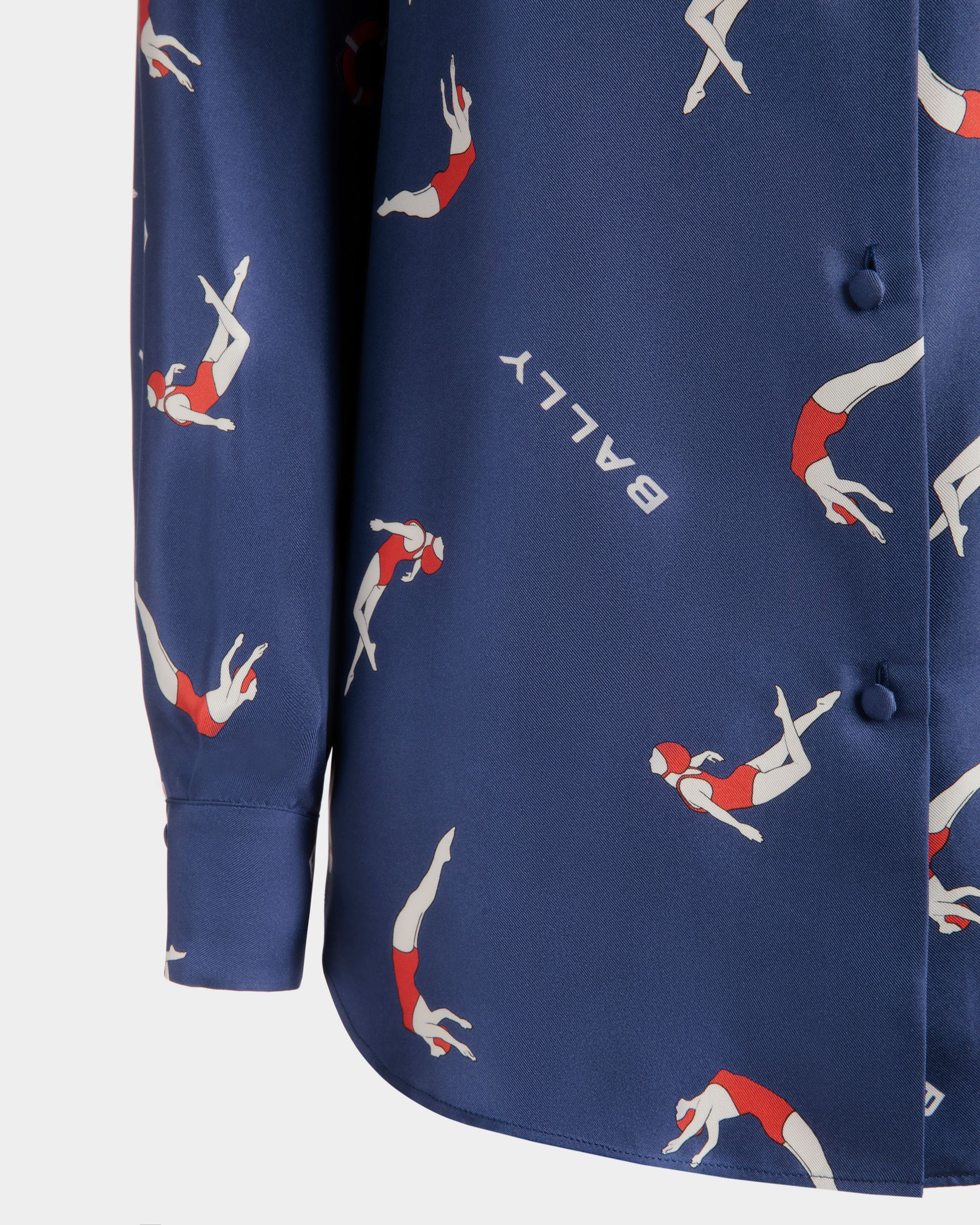 Bedruckte Bluse für Damen aus Seide in Blau | Bally | Model getragen Detail